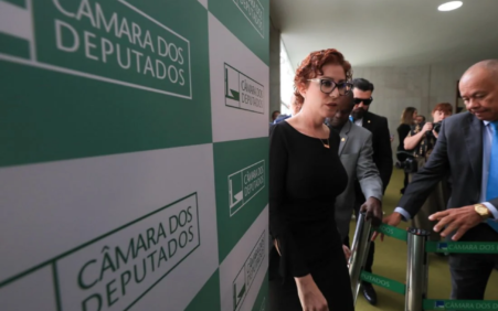 TSE multa Carla Zambelli por fake news contra Lula nas eleições 2022