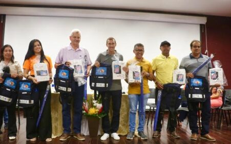 Prefeitura de Lagoa Grande entrega tablets para profissionais de saúde