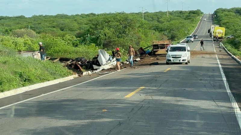 Motoristas que morreram em acidente na BR-407 em Petrolina-PE são identificados 2 batch piauienses morrem em acidente envolvendo dois caminhoes em p.jpg