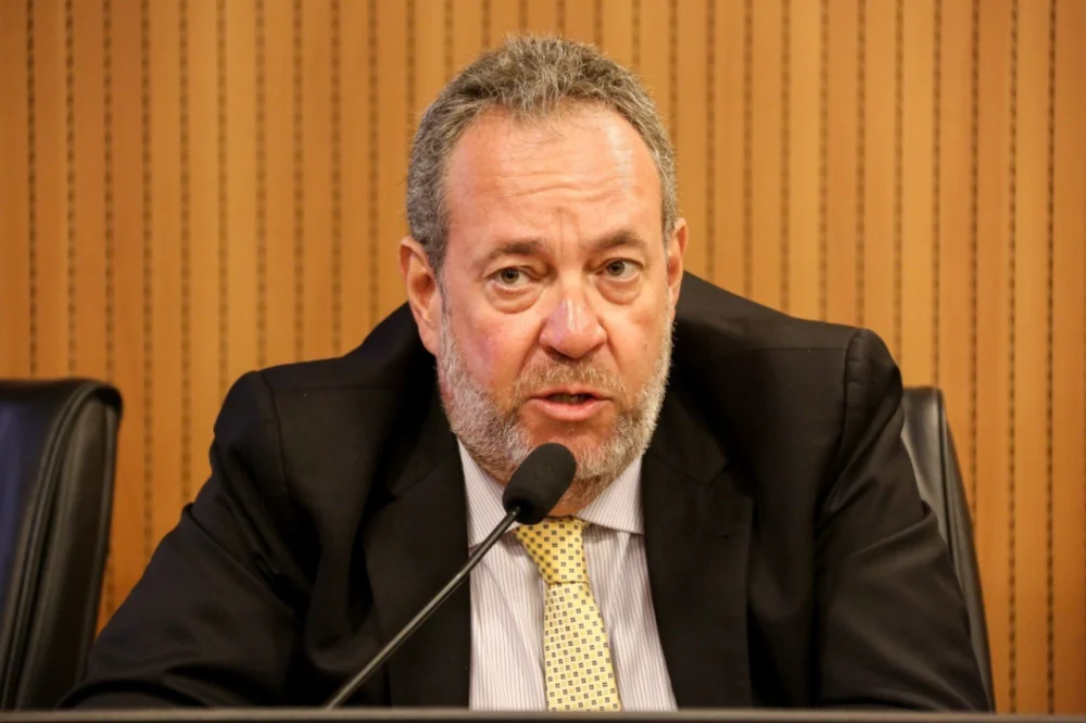 Crítica do deputado Álvaro Porto sobre o discurso da governadora vaza na TV Alepe