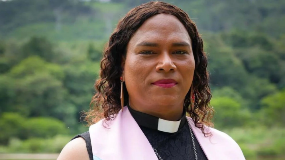“Deus não precisa me aceitar. Ele já me fez assim”, diz primeira pastora trans no Dia das Mães