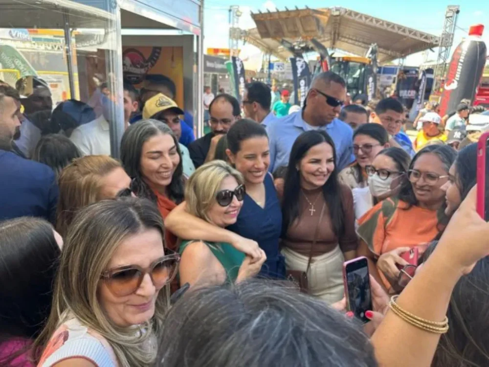 Em Dormentes, Raquel Lyra garante investimentos para água potável e reestruturação da Compesa no Sertão do São Francisco 2 Raquel Lyra em Dormentes CA 2 scaled