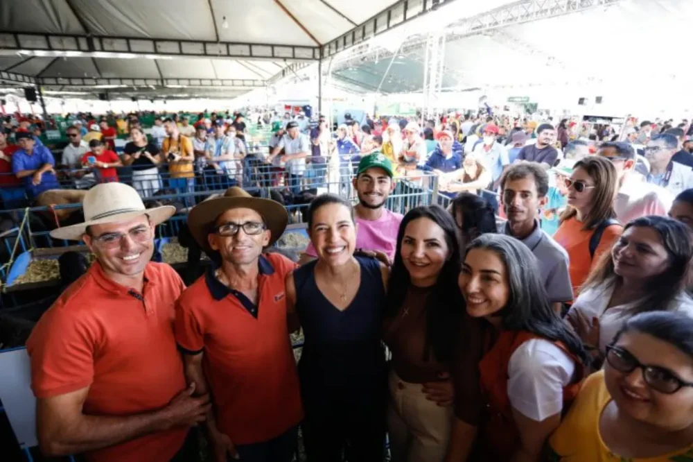 Em Dormentes, Raquel Lyra garante investimentos para água potável e reestruturação da Compesa no Sertão do São Francisco 4 Raquel Lyra em Dormentes CA scaled