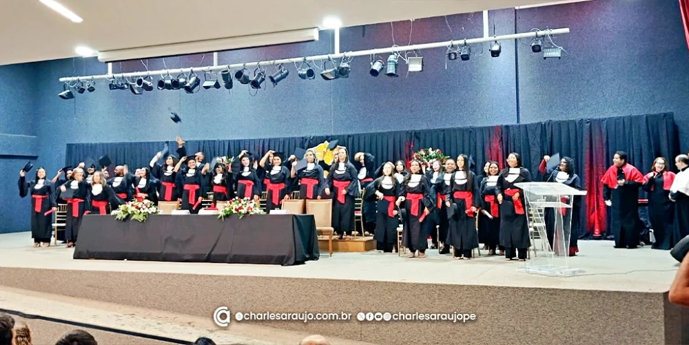 Filomenenses celebram a conquista: 14 novos pedagogos formados pela Univasf