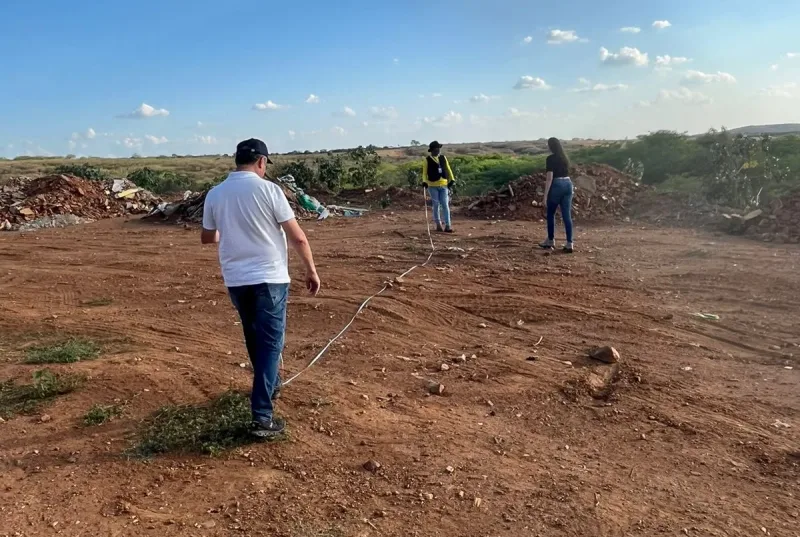 Educação como prioridade: Santa Filomena inicia passos para construção de Nova Creche 2 Gildevan medindo terreno