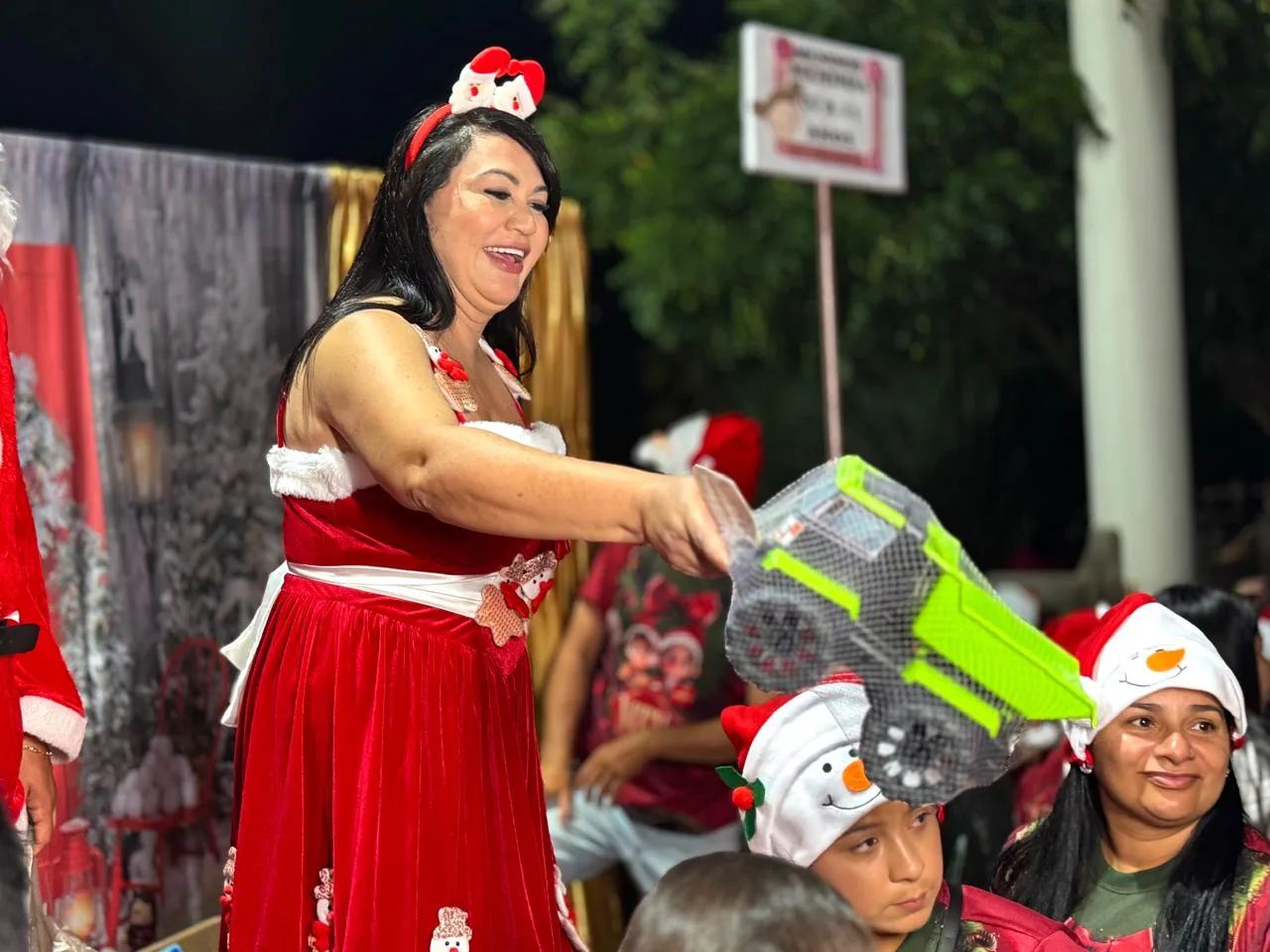Santa Cruz-PE: Eliane Soares distribui caminhão de presentes no Natal das Crianças
