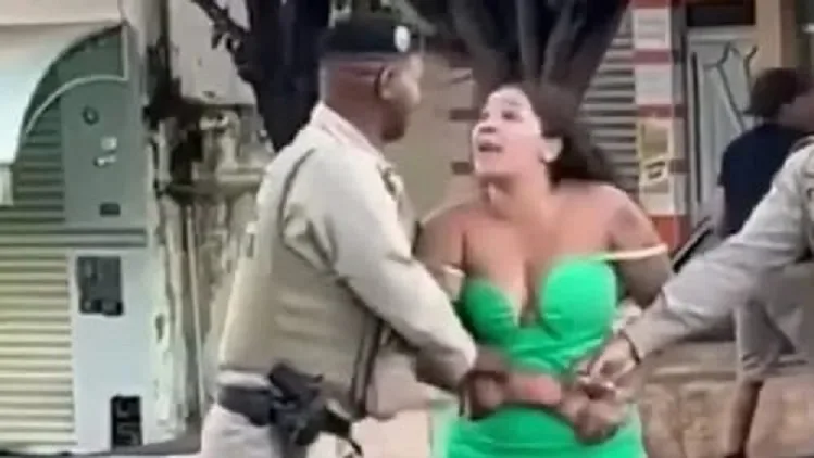 Jovem e presa por chamar policial de preto safado na Bahia