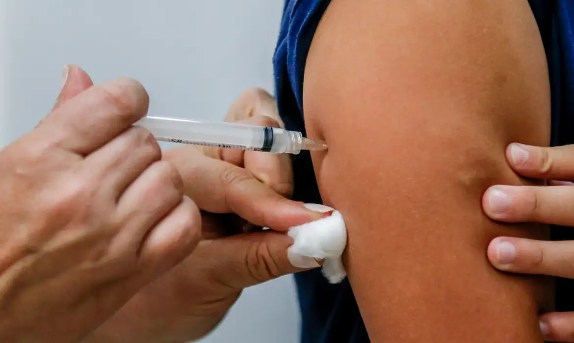 CNM aponta falta de vacinas contra catapora e covid-19; governo nega desabastecimento