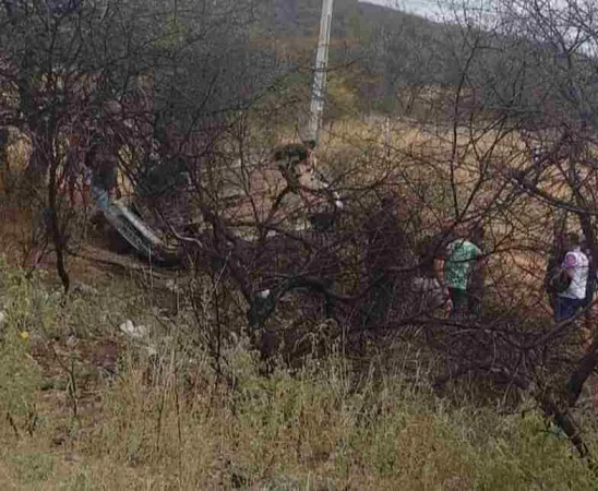 Policial Militar morre em acidente na BR-407, próximo a Afrânio-PE; Hilux envolvida foi abandonada