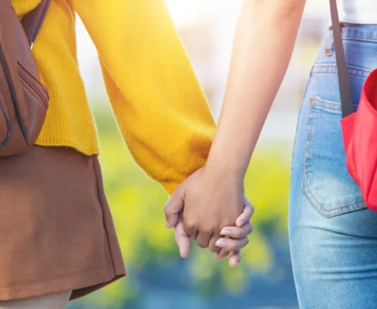 Expulsão por beijo homoafetivo: faculdade deverá indenizar estudante