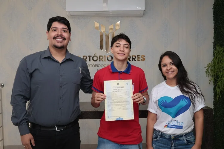 “Agora minha identidade é respeitada”: Jovem trans de Petrolina conquista nova certidão com nome e gênero atualizados