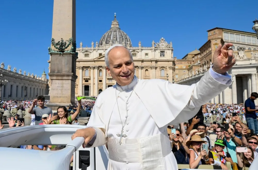 Papa Leão XIV confirma continuidade das reformas de Francisco, mas descarta mudanças para fiéis LGBTQIA+ e mulheres
